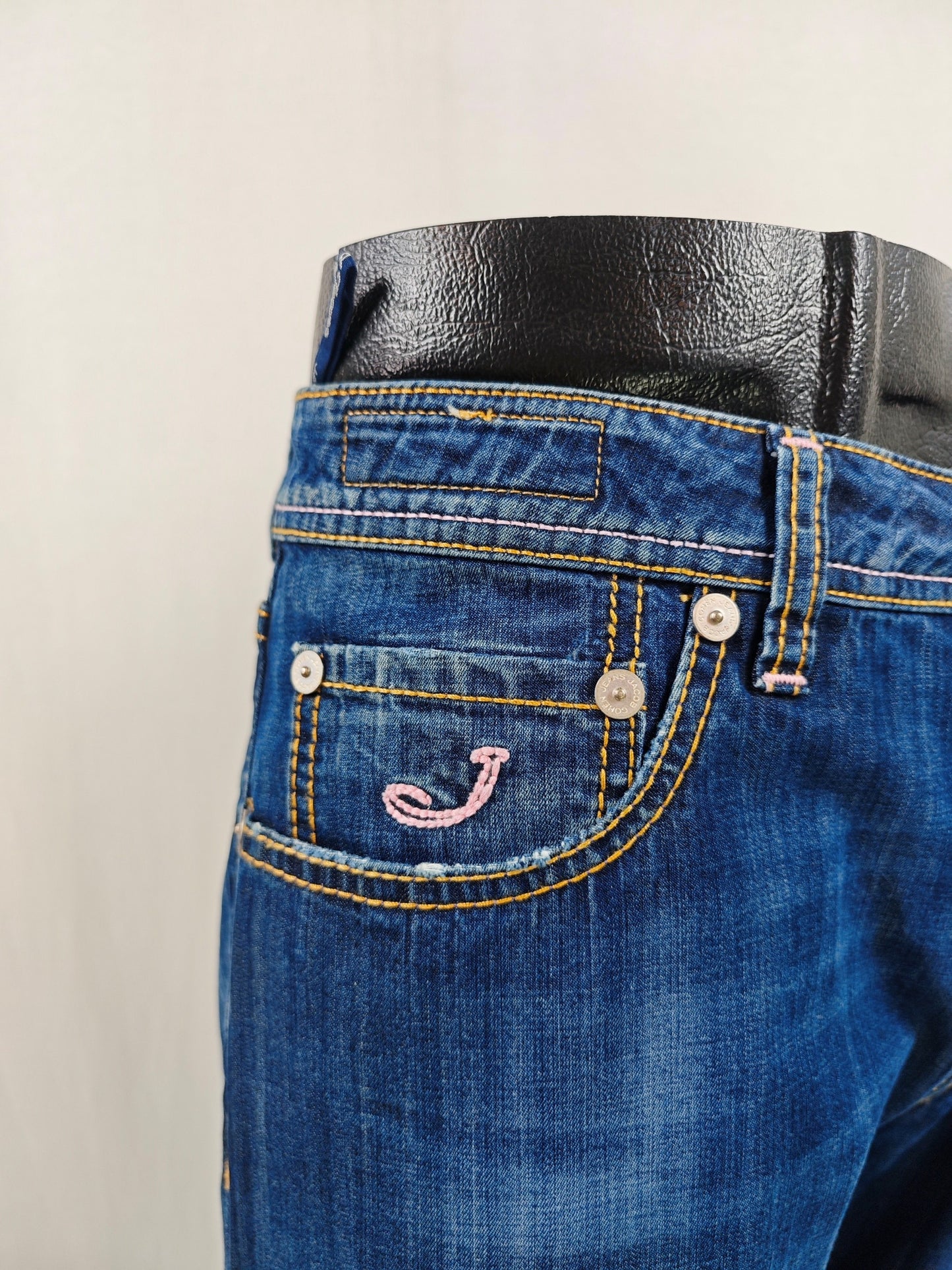Jacob Cohen 688 Jeans Size 33 might also fit as 32
